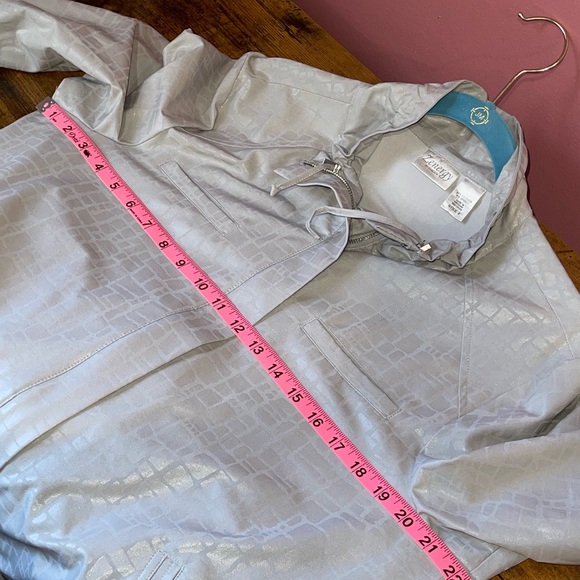 Chicos Zenergy Zip Jacket Pretty shadeGray Metallic animal print￼ Sz 2 Gorgeous - Picture 9 of 10